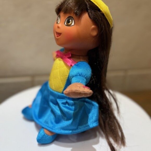 2004 Fisher Price Dora The Explorer Fairytale Princess Soft Body Plush Doll Toy - Picture 4 of 7